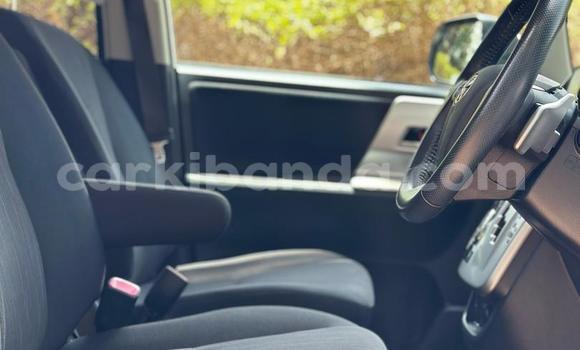 Nunua Ilio tumika Toyota Noah Nyeupe Gari ndani ya Kampala nchini Uganda Nunua Ilio tumika Toyota Noah Nyeupe Gari ndani ya Kampala nchini Uganda