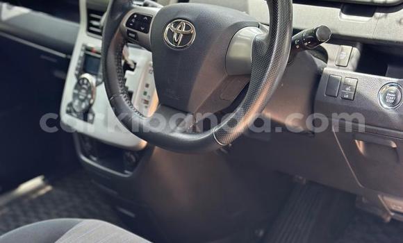 Nunua Ilio tumika Toyota Noah Nyeupe Gari ndani ya Kampala nchini Uganda Nunua Ilio tumika Toyota Noah Nyeupe Gari ndani ya Kampala nchini Uganda