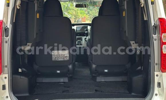 Nunua Ilio tumika Toyota Noah Nyeupe Gari ndani ya Kampala nchini Uganda Nunua Ilio tumika Toyota Noah Nyeupe Gari ndani ya Kampala nchini Uganda