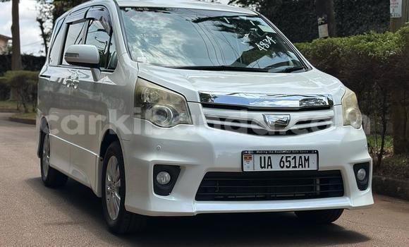 Nunua Ilio tumika Toyota Noah Nyeupe Gari ndani ya Kampala nchini Uganda Nunua Ilio tumika Toyota Noah Nyeupe Gari ndani ya Kampala nchini Uganda