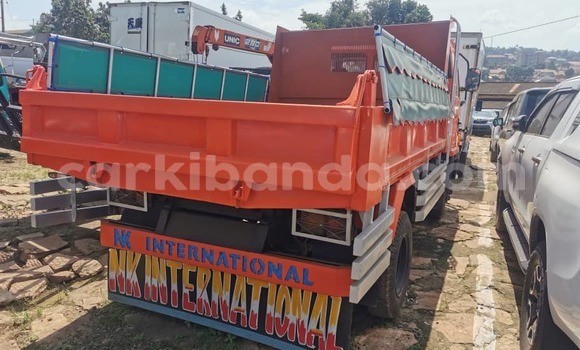 Nunua Imported Isuzu FTR 850 Nyekundu Lori ndani ya Kampala nchini Uganda Nunua Imported Isuzu FTR 850 Nyekundu Lori ndani ya Kampala nchini Uganda