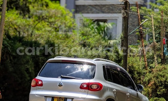 Nunua Ilio tumika Volkswagen Tiguan Fedha Gari ndani ya Kampala nchini Uganda Nunua Ilio tumika Volkswagen Tiguan Fedha Gari ndani ya Kampala nchini Uganda