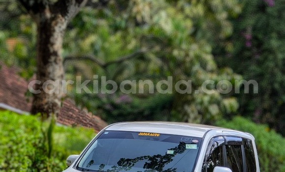 Acheter Occasion Voiture Toyota Noah Blanc à Kampala, Ouganda