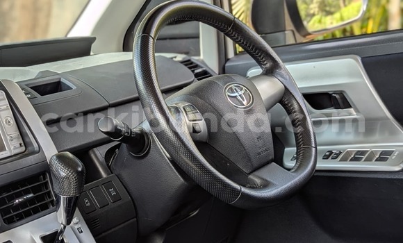 Nunua Ilio tumika Toyota Noah Nyeupe Gari ndani ya Kampala nchini Uganda Nunua Ilio tumika Toyota Noah Nyeupe Gari ndani ya Kampala nchini Uganda