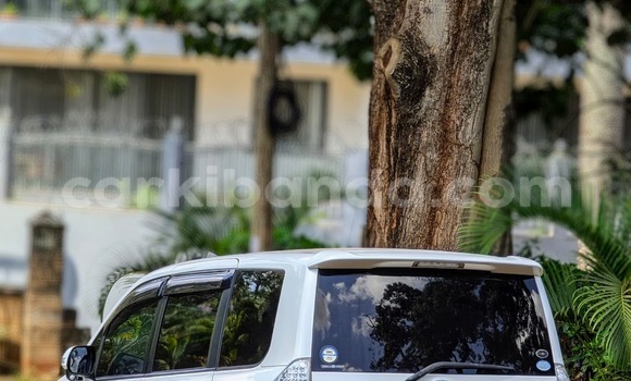 Nunua Ilio tumika Toyota Noah Nyeupe Gari ndani ya Kampala nchini Uganda Nunua Ilio tumika Toyota Noah Nyeupe Gari ndani ya Kampala nchini Uganda