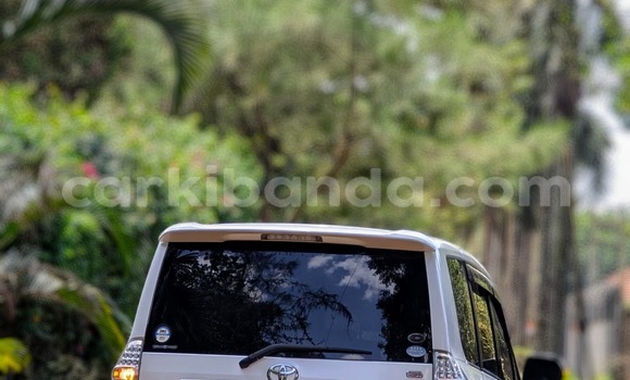 Nunua Ilio tumika Toyota Noah Nyeupe Gari ndani ya Kampala nchini Uganda Nunua Ilio tumika Toyota Noah Nyeupe Gari ndani ya Kampala nchini Uganda