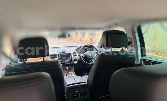 Nunua Ilio tumika Volkswagen Touareg Nyeusi Gari ndani ya Kampala nchini Uganda Nunua Ilio tumika Volkswagen Touareg Nyeusi Gari ndani ya Kampala nchini Uganda