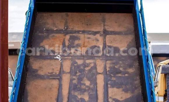 Nunua Ilio tumika Isuzu FTR 850 Bluu Lori ndani ya Kampala nchini Uganda Nunua Ilio tumika Isuzu FTR 850 Bluu Lori ndani ya Kampala nchini Uganda