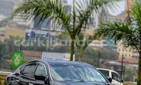 Nunua Ilio tumika Nissan Fuga Nyeusi Gari ndani ya Kampala nchini Uganda