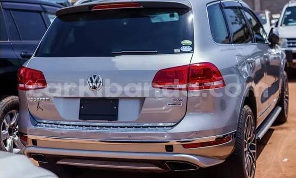 Nunua Ilio tumika Volkswagen Touareg Fedha Gari ndani ya Kampala nchini Uganda Nunua Ilio tumika Volkswagen Touareg Fedha Gari ndani ya Kampala nchini Uganda
