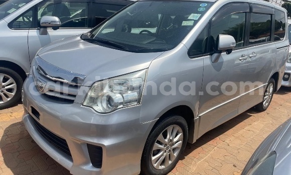 Gura Yakoze Toyota Noah Silver Imodoka i Kampala mu Uganda Gura Yakoze Toyota Noah Silver Imodoka i Kampala mu Uganda