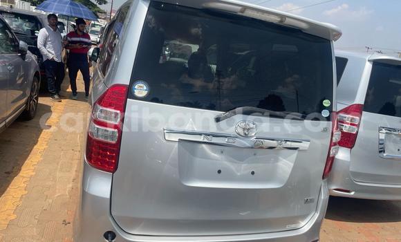 Gura Yakoze Toyota Noah Silver Imodoka i Kampala mu Uganda Gura Yakoze Toyota Noah Silver Imodoka i Kampala mu Uganda