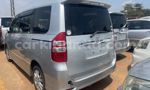 Gura Yakoze Toyota Noah Silver Imodoka i Kampala mu Uganda Gura Yakoze Toyota Noah Silver Imodoka i Kampala mu Uganda