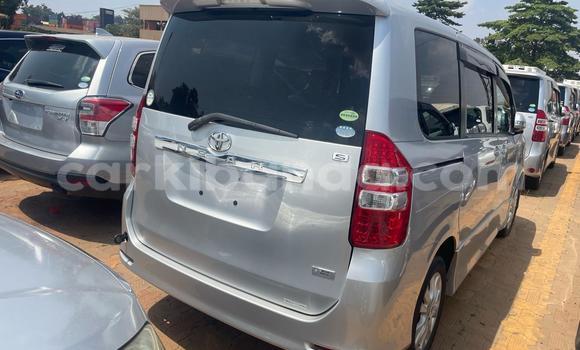 Gura Yakoze Toyota Noah Silver Imodoka i Kampala mu Uganda Gura Yakoze Toyota Noah Silver Imodoka i Kampala mu Uganda