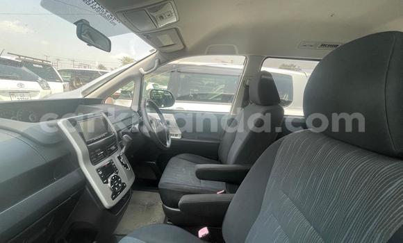 Gura Yakoze Toyota Noah Silver Imodoka i Kampala mu Uganda Gura Yakoze Toyota Noah Silver Imodoka i Kampala mu Uganda