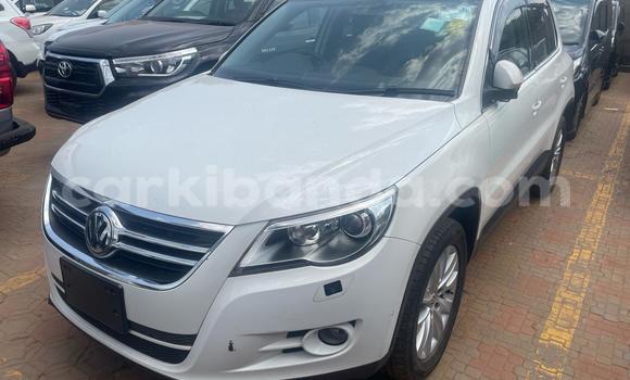 Gura Yakoze Volkswagen Tiguan White Imodoka i Kampala mu Uganda Gura Yakoze Volkswagen Tiguan White Imodoka i Kampala mu Uganda