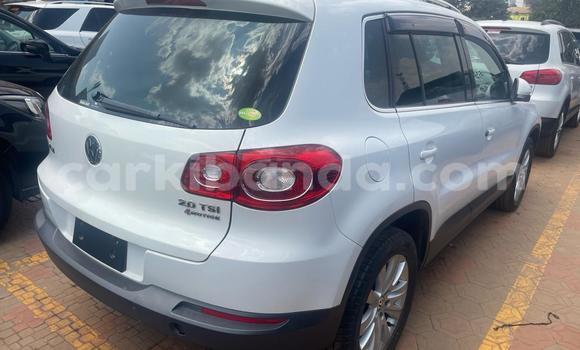 Gura Yakoze Volkswagen Tiguan White Imodoka i Kampala mu Uganda Gura Yakoze Volkswagen Tiguan White Imodoka i Kampala mu Uganda