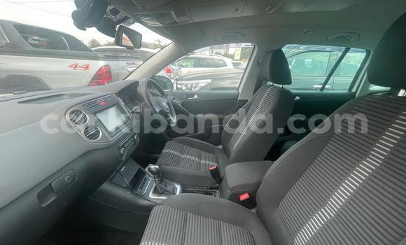 Gura Yakoze Volkswagen Tiguan White Imodoka i Kampala mu Uganda Gura Yakoze Volkswagen Tiguan White Imodoka i Kampala mu Uganda