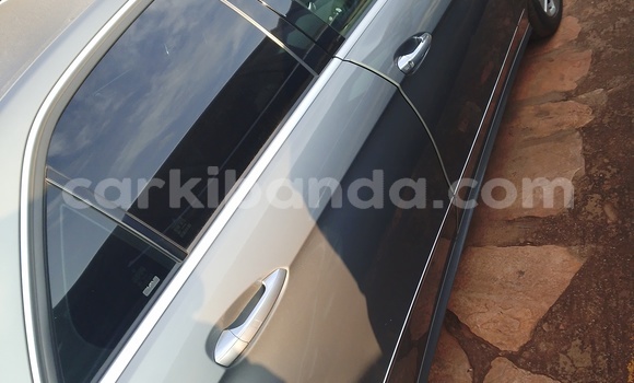 Nunua Imported Mercedes Viano Fedha Gari ndani ya Kampala nchini Uganda Nunua Imported Mercedes Viano Fedha Gari ndani ya Kampala nchini Uganda