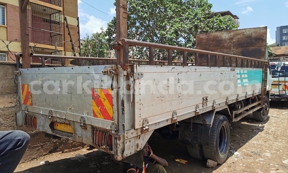 Acheter Occasion Utilitaire Fuso Fighter Blanc à Kampala, Ouganda Acheter Occasion Utilitaire Fuso Fighter Blanc à Kampala, Ouganda