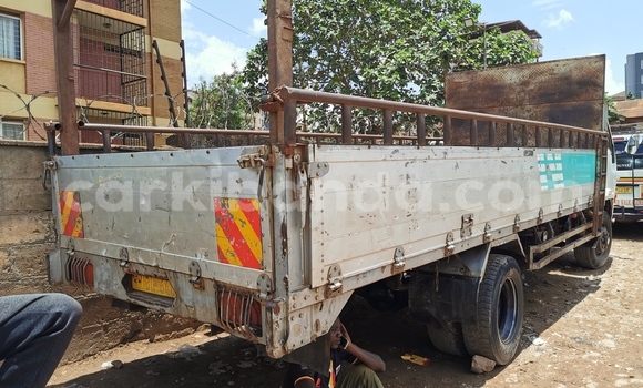 Acheter Occasion Utilitaire Fuso Fighter Blanc à Kampala, Ouganda Acheter Occasion Utilitaire Fuso Fighter Blanc à Kampala, Ouganda