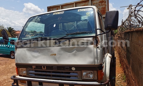Nunua Ilio tumika Fuso Fighter Nyeupe Lori ndani ya Kampala nchini Uganda