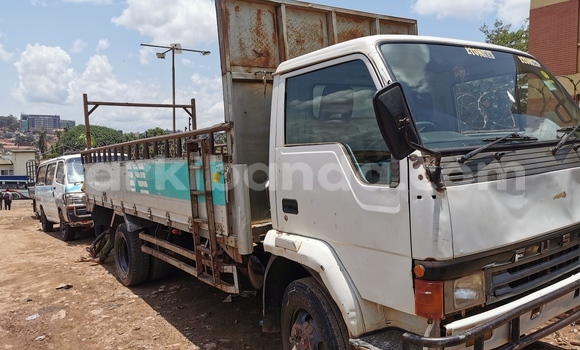 Acheter Occasion Utilitaire Fuso Fighter Blanc à Kampala, Ouganda Acheter Occasion Utilitaire Fuso Fighter Blanc à Kampala, Ouganda