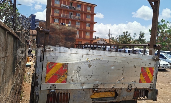 Acheter Occasion Utilitaire Fuso Fighter Blanc à Kampala, Ouganda Acheter Occasion Utilitaire Fuso Fighter Blanc à Kampala, Ouganda