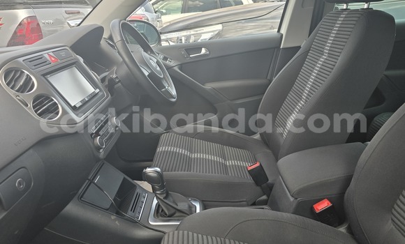 Nunua Mpya Volkswagen Tiguan Nyeupe Gari ndani ya Kampala nchini Uganda Nunua Mpya Volkswagen Tiguan Nyeupe Gari ndani ya Kampala nchini Uganda