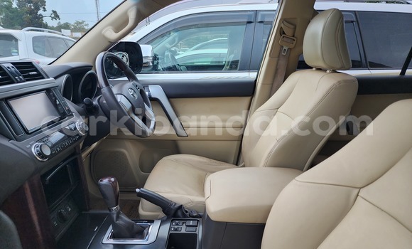 Gura Yakoze Toyota Land Cruiser Prado Black Imodoka i Kampala mu Uganda Gura Yakoze Toyota Land Cruiser Prado Black Imodoka i Kampala mu Uganda