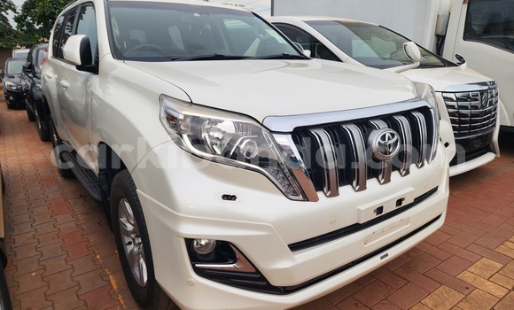 Gura Yakoze Toyota Land Cruiser Prado White Imodoka i Kampala mu Uganda Gura Yakoze Toyota Land Cruiser Prado White Imodoka i Kampala mu Uganda