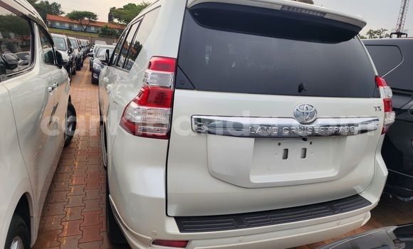 Gura Yakoze Toyota Land Cruiser Prado White Imodoka i Kampala mu Uganda Gura Yakoze Toyota Land Cruiser Prado White Imodoka i Kampala mu Uganda