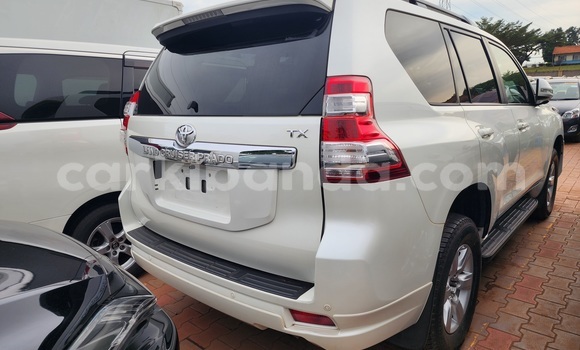 Gura Yakoze Toyota Land Cruiser Prado White Imodoka i Kampala mu Uganda Gura Yakoze Toyota Land Cruiser Prado White Imodoka i Kampala mu Uganda