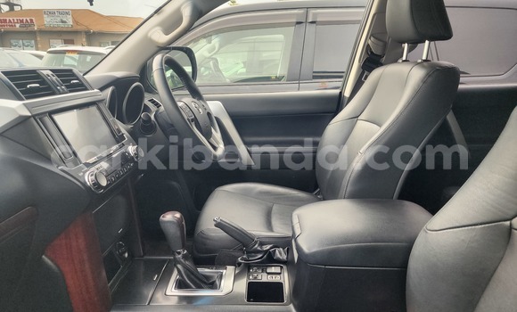 Gura Yakoze Toyota Land Cruiser Prado White Imodoka i Kampala mu Uganda Gura Yakoze Toyota Land Cruiser Prado White Imodoka i Kampala mu Uganda