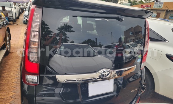 Gura Yakoze Toyota Noah Black Imodoka i Kampala mu Uganda Gura Yakoze Toyota Noah Black Imodoka i Kampala mu Uganda