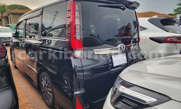 Gura Yakoze Toyota Noah Black Imodoka i Kampala mu Uganda Gura Yakoze Toyota Noah Black Imodoka i Kampala mu Uganda