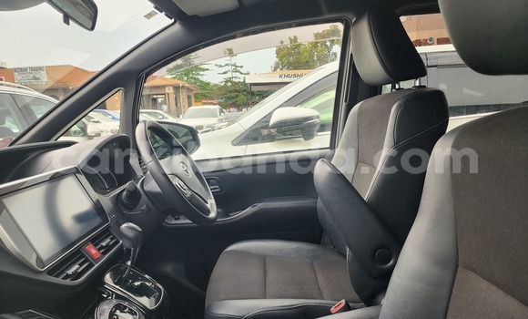 Gura Yakoze Toyota Noah Black Imodoka i Kampala mu Uganda Gura Yakoze Toyota Noah Black Imodoka i Kampala mu Uganda