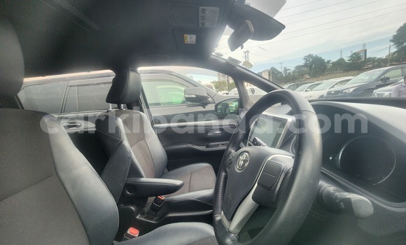 Gura Yakoze Toyota Noah Black Imodoka i Kampala mu Uganda Gura Yakoze Toyota Noah Black Imodoka i Kampala mu Uganda