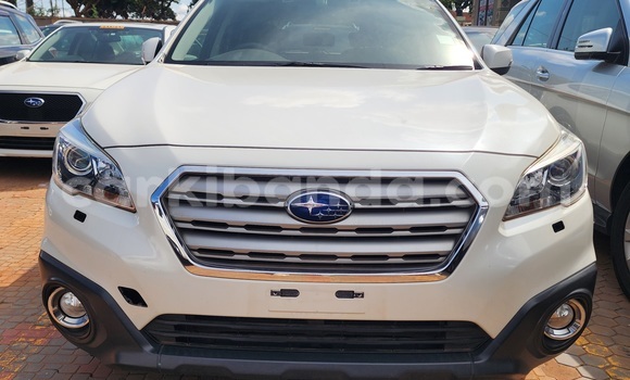 Nunua Ilio tumika Subaru Outback Nyeupe Gari ndani ya Kampala nchini Uganda