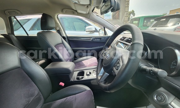 Gura Yakoze Subaru Outback White Imodoka i Kampala mu Uganda Gura Yakoze Subaru Outback White Imodoka i Kampala mu Uganda