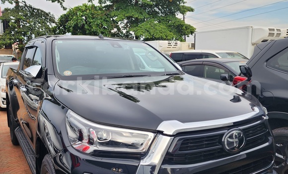 Nunua Ilio tumika Toyota Hilux Nyeusi Gari ndani ya Kampala nchini Uganda