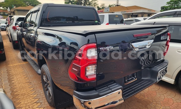Gura Yakoze Toyota Hilux Black Imodoka i Kampala mu Uganda Gura Yakoze Toyota Hilux Black Imodoka i Kampala mu Uganda