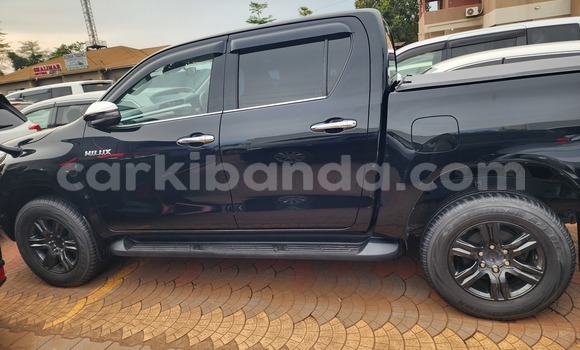 Gura Yakoze Toyota Hilux Black Imodoka i Kampala mu Uganda Gura Yakoze Toyota Hilux Black Imodoka i Kampala mu Uganda