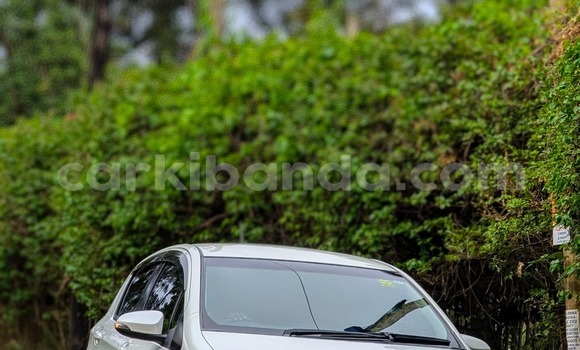 Acheter Occasion Voiture Toyota Vitz Blanc à Kampala, Ouganda