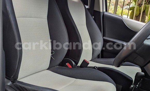Nunua Ilio tumika Toyota Vitz Nyeupe Gari ndani ya Kampala nchini Uganda Nunua Ilio tumika Toyota Vitz Nyeupe Gari ndani ya Kampala nchini Uganda