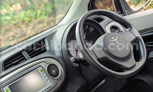 Nunua Ilio tumika Toyota Vitz Nyeupe Gari ndani ya Kampala nchini Uganda Nunua Ilio tumika Toyota Vitz Nyeupe Gari ndani ya Kampala nchini Uganda