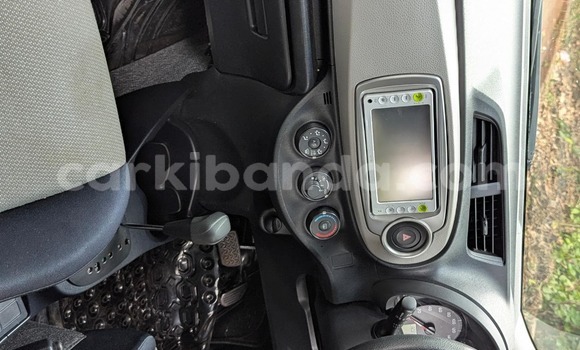 Nunua Ilio tumika Toyota Vitz Nyeupe Gari ndani ya Kampala nchini Uganda Nunua Ilio tumika Toyota Vitz Nyeupe Gari ndani ya Kampala nchini Uganda