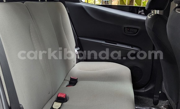 Nunua Ilio tumika Toyota Vitz Nyeupe Gari ndani ya Kampala nchini Uganda Nunua Ilio tumika Toyota Vitz Nyeupe Gari ndani ya Kampala nchini Uganda