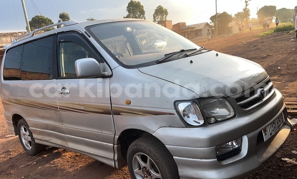 Gura Yakoze Toyota Noah Silver Imodoka i Mukono mu Uganda