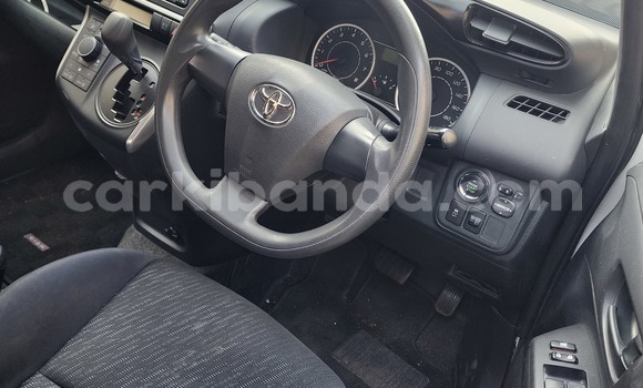 Gura Yakoze Toyota Wish White Imodoka i Kampala mu Uganda Gura Yakoze Toyota Wish White Imodoka i Kampala mu Uganda